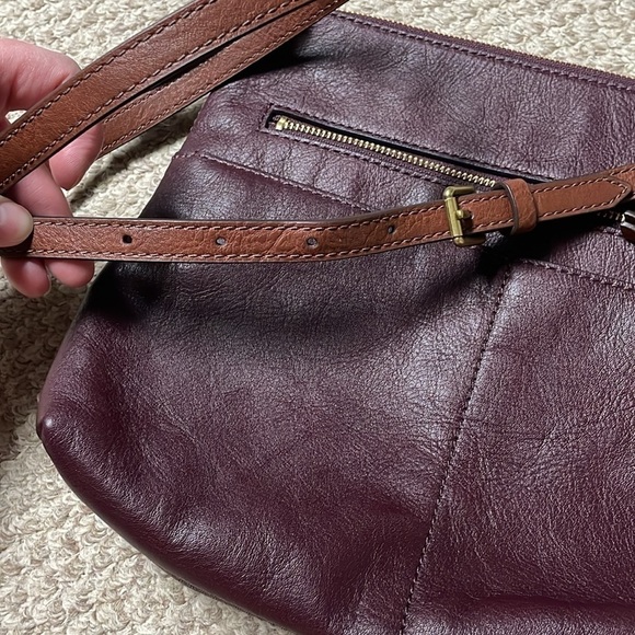 Fossil maroon color Fiona shoulder bag with multiple pockets - Picture 5 of 12